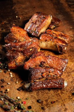 Kızarmış domuz kaburga