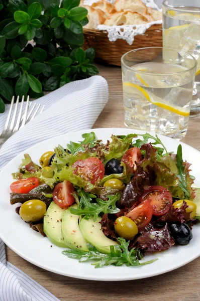 Salade d'été - Avec avocat, olives, tomates — Photo