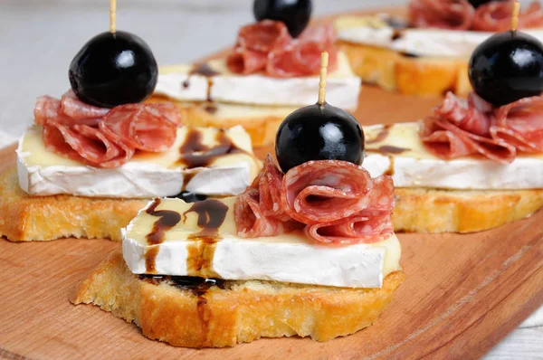 Snack met Brie kaas en salami — Stockfoto