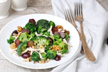 Tavuk brokoli salatası