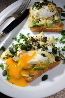 Yumurta Benedict avokado tost ile