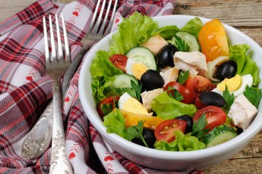 Sebze salatası tavuk ve yumurta