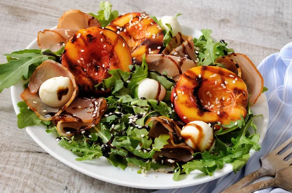 Salada de presunto, nectarina e mussarela — Fotografia de Stock