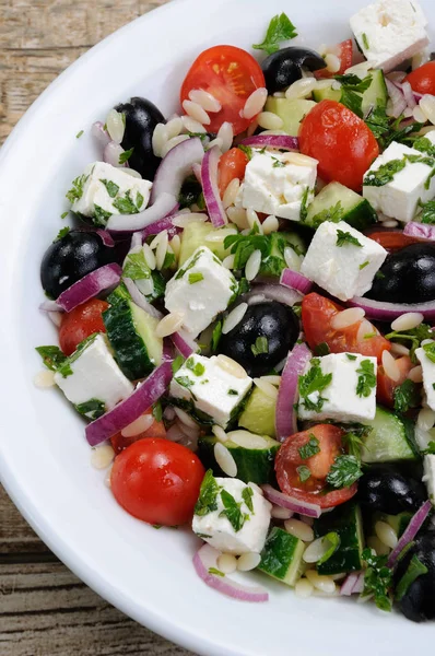 Orzo ile Yunan salatası — Stok fotoğraf