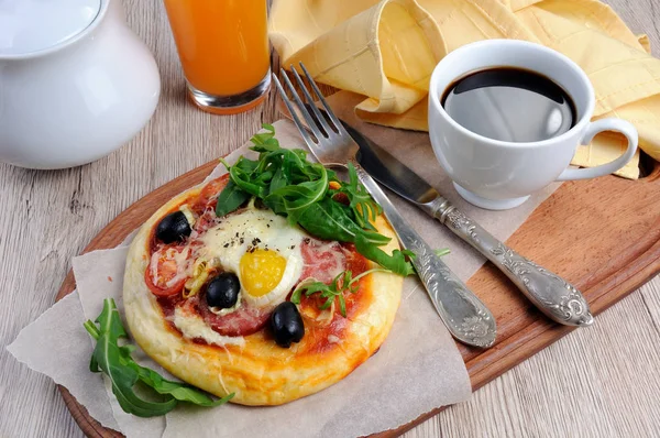 Mini-Pizza zum Frühstück — Stockfoto