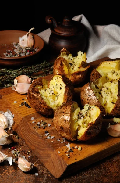 Запечена картопля зі спеціями та травами — стокове фото