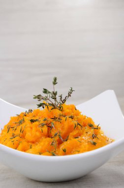 Fırında kabak kekik ile