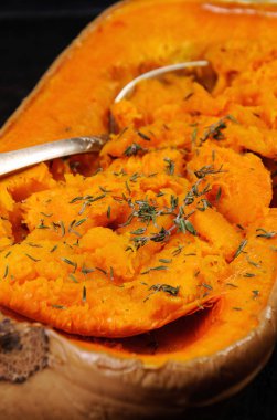 Fırında kabak kekik ile