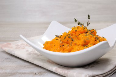 Fırında kabak kekik ile