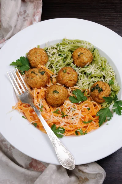 Espaguetis con queso y albóndigas — Foto de Stock