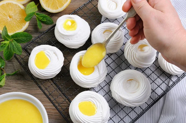 Dessert "Pavlova" di meringa con kurd al limone — Foto Stock