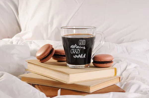 Taza de café de la mañana y pastel de macarrones — Foto de Stock