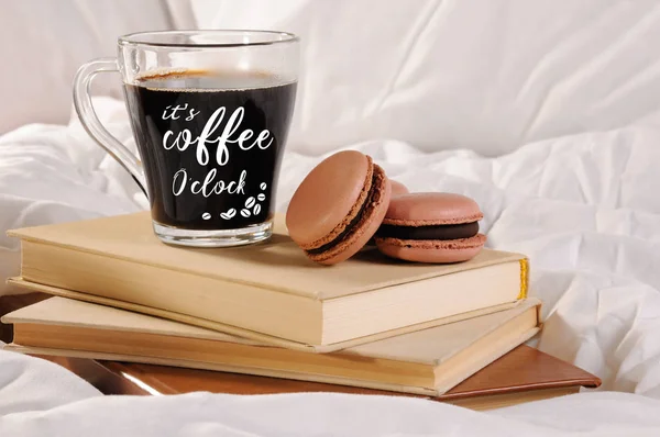 Ranní šálek kávy a makronky dort — Stock fotografie