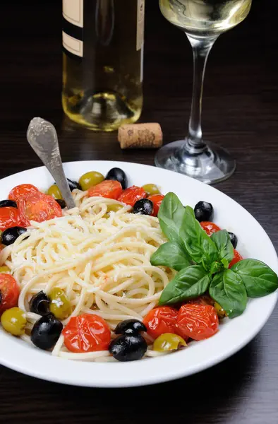 Espaguete com azeitonas e tomates — Fotografia de Stock