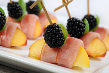 Şeftali jamon ile kanepe