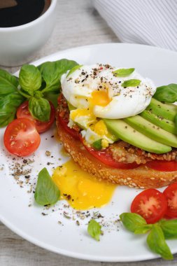 Bir tost haşlanmış yumurta