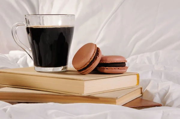 Chávena de café da manhã e bolo Macaroons — Fotografia de Stock