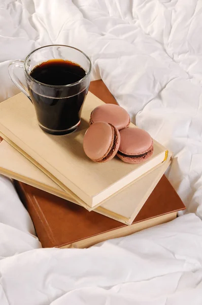 Taza de café de la mañana y pastel de macarrones — Foto de Stock