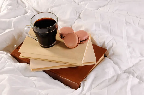 Ochtend kopje koffie met gebak bitterkoekjes — Stockfoto