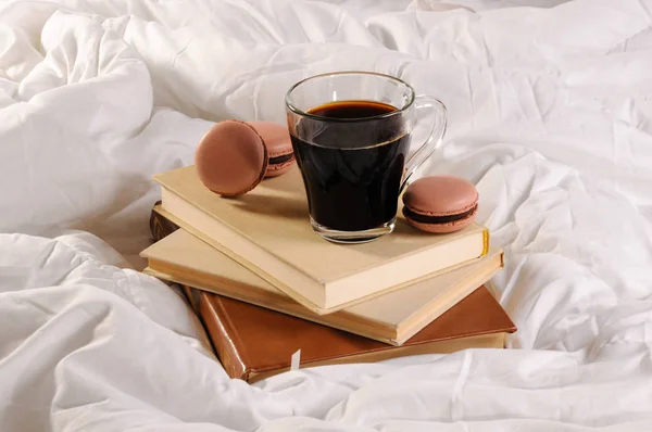 Ranní šálek kávy a makronky dort — Stock fotografie