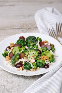 Tavuk brokoli salatası