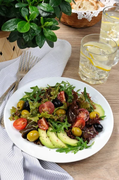 Salade d'été - Avec avocat, olives, tomates — Photo