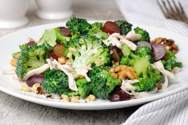 Tavuk brokoli salatası — Stok fotoğraf