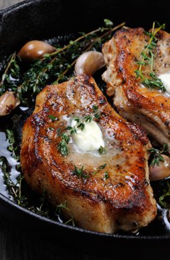 Tavada kavrulmuş domuz eti biftek  