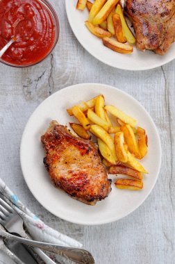 domuz eti biftek patates ile zar üzerindeki
