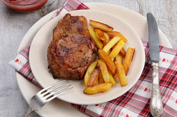 Domuz eti biftek patates ile zar üzerindeki — Stok fotoğraf