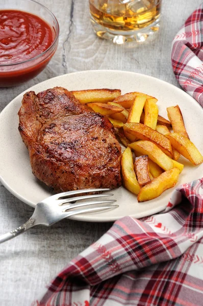 Vepřový steak na kostky s bramborami — Stock fotografie