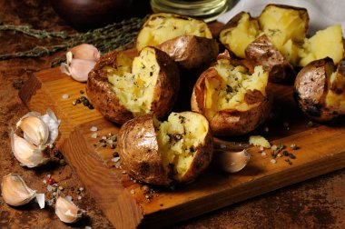 Baharat ve otlar ile fırında patates