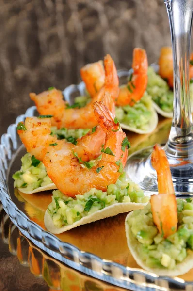 Lanche de abacate com camarão — Fotografia de Stock