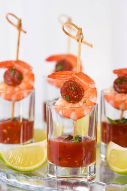 Chorizo sosis ile meze karides