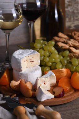 Meyve ve şaraplı peynirli camembert.