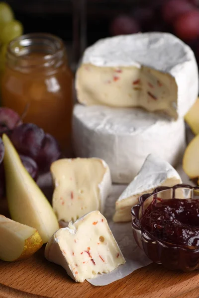 Антипасти. Сыр камамбер с фруктами и вином — стоковое фото
