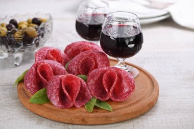 Salamlı hafif yemek.