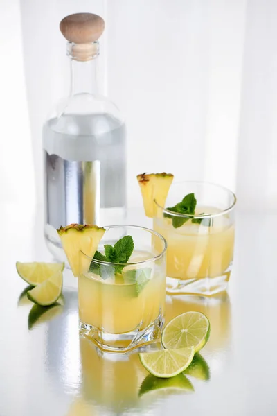 Vodka con piña —  Fotos de Stock