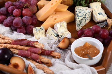  Hafif iştah açıcı peynirli tabak.