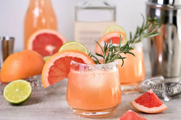 Cocktail av färska rosa Palomas — Stockfoto