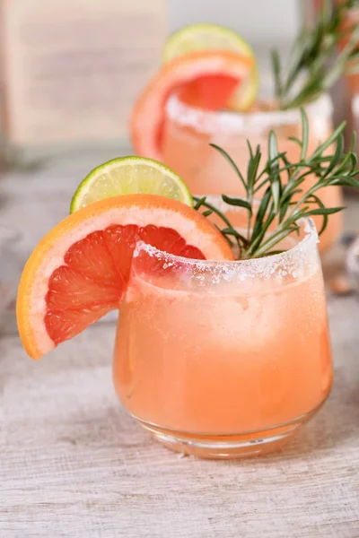 Cocktail van frisse roze palomas — Stockfoto