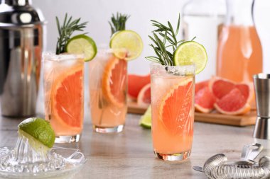 cocktail   pink Paloma 