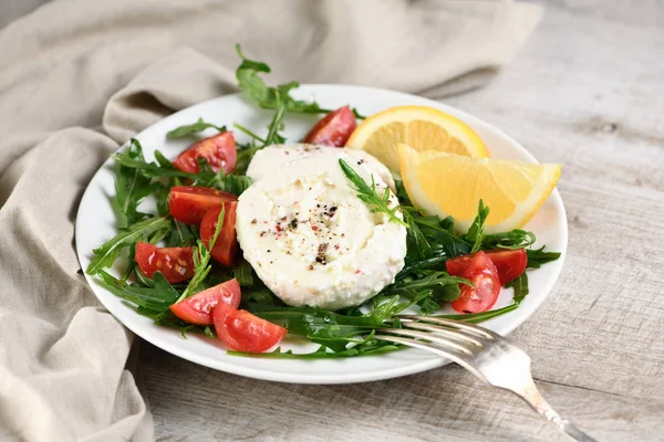 Mozzarella salad with arugula — Stock Photo, Image