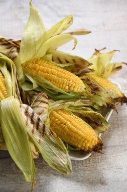 Yumuşak, sulu mısır kabuğunda ızgara.