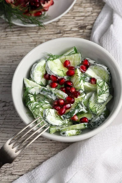 Salada Pepino Fresco Com Endro Amêndoas Romã Molho Iogurte — Fotografia de Stock