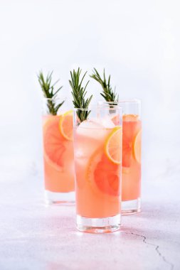 Taze limon ve biberiye taze greyfurt suyu ve tekila karışımı. Bu kokteyl canlı turunçgiller ve aromatik otlarla dolu. Kış mevsimlerinin en iyi meyvelerini sergiliyorlar..