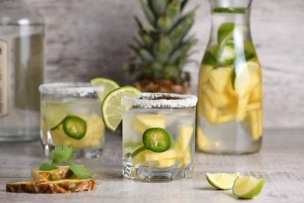 Pittige Margarita Tequila Doordrenkt Met Sneetjes Verse Ananas Limoen Hete — Stockfoto