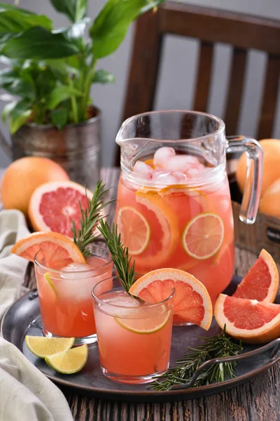 Färsk Grapefruktcocktail Färsk Sommarcocktail Med Grapefrukt Lime Kvist Rosmarin Och — Stockfoto