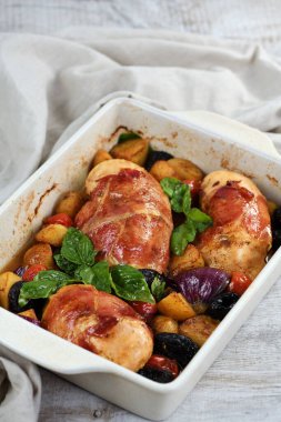 Tavuk göğsü ıspanak ile keçi peyniri ile doldurulmuş, prosciutto sarılmış, pişmiş patates dilimleri ile, domates, ve kurutulmuş erik.