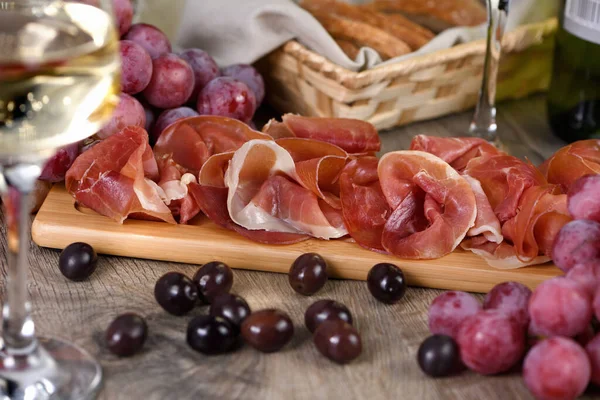 Antipasto Conjunto Vinhos Snack Sundried Ham Jamon Com Uvas Azeitonas — Fotografia de Stock